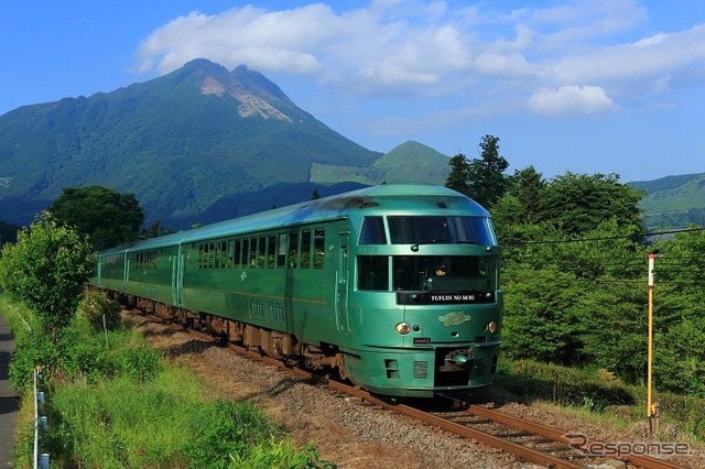 「JR-KYUSHU RAIL PASS」は原則として訪日外国人観光客に限り、JR九州の鉄道路線を自由に乗り降りできる。写真はJR九州の特急『ゆふいんの森』。