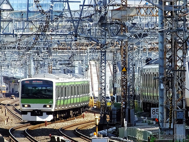 山手線電車の奥に上野東京ラインの急勾配が見える