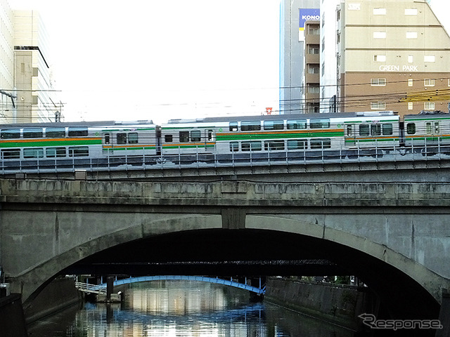 上野東京ラインを行く試運転列車が神田川を越える