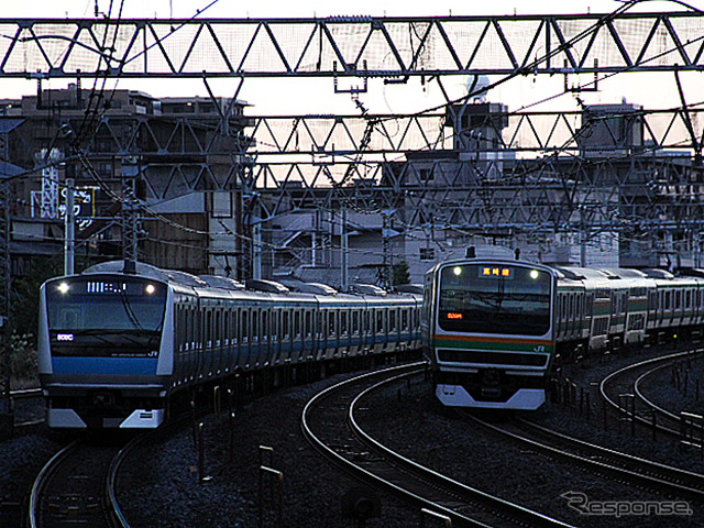 早朝の川口付近、高崎線のE231系が京浜東北線E233系を追い抜く