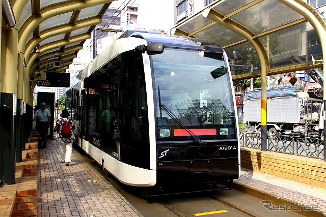札幌市電はすすきの~西4丁目間を短絡する軌道が10月以降に開業する予定。写真はすすきの停留場で発車を待つ札幌市電A1200形「ポラリス」。