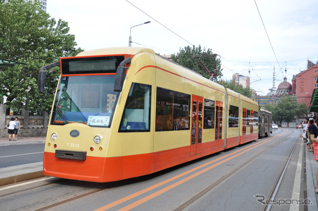 中国の二大鉄道車両メーカー、中国南車と中国北車が合併を発表。写真は北車グループが製造した大連の路面電車