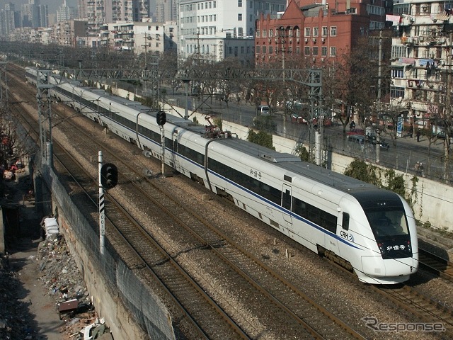 中国の二大鉄道車両メーカー、中国南車と中国北車が合併を発表。写真は南車グループとボンバルディアの合弁会社が製造した高速鉄道車両のCRH1形。
