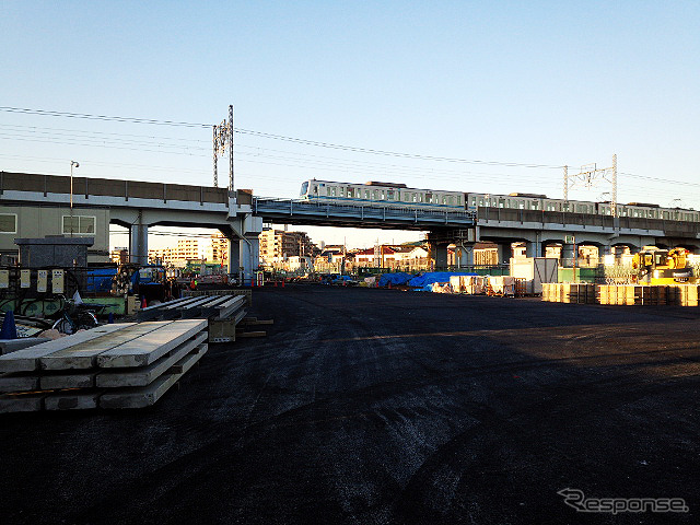 ボックスカルバートといわれる工法の箱型道路が地中でつくられている千葉県市川市高谷付近。東西線の電車が上を行く