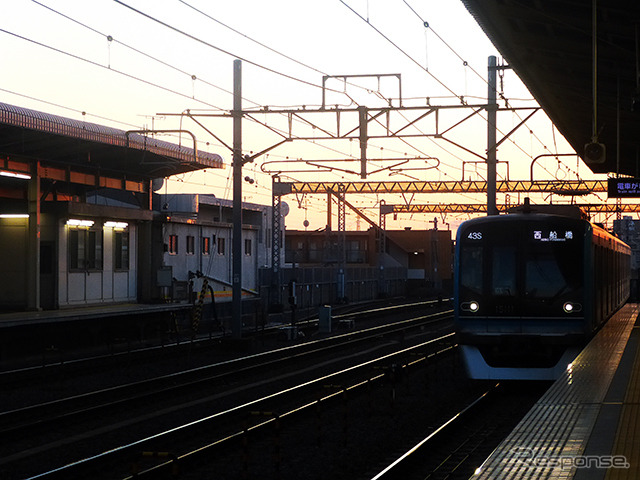 東京メトロ東西線原木中山駅に、最新の車両が近づいてきた……