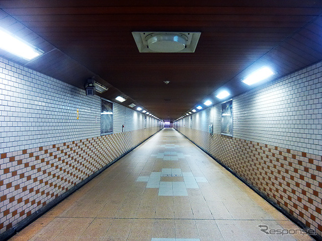 二俣新町駅前の地下歩道。ひと気がなくてちょっと不安