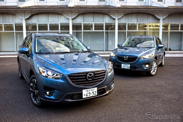 マツダ CX-5 改良新型モデル(左)と先代モデル(右)