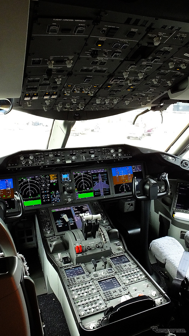 【B787-8/ジェットスター】 大型化されたLCDやヘッド・アップ・ディスプレイが見える