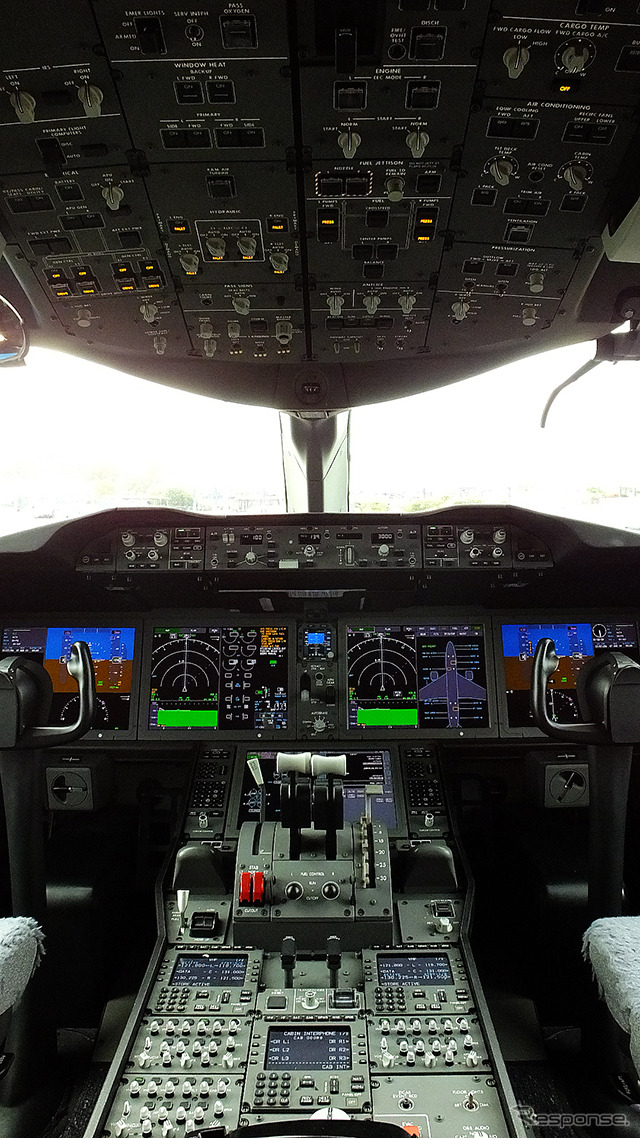 【B787-8/ジェットスター】 エアバスがサイドスティックを採用するいっぽうで、ボーイングは伝統的な操縦かんを継承