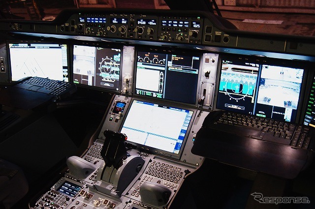 【A350 XWB／デモフライト】　前面には引き出し式の大型キーボードもセットされている。操縦席というより、オフィスといった印象だ。