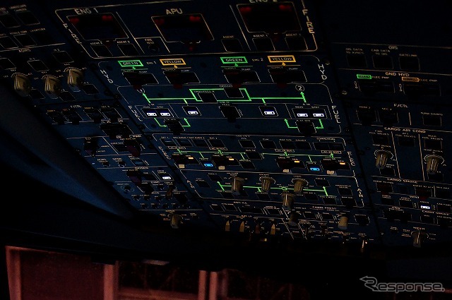 【A350 XWB／デモフライト】　イルミネーション点灯時。正常時には特にランプが点灯しない「ダークパネルコンセプト」が採用される。
