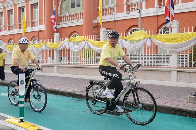 スクムパン・バンコク都知事（左）とプラユット首相（右）