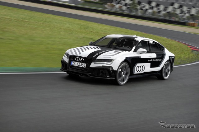 アウディ RS7 のロボットカー（参考画像）