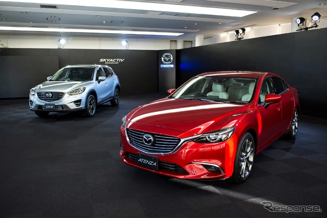 改良新型のマツダ CX-5(左)とアテンザ(右)