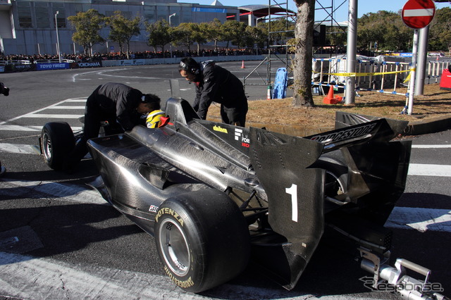 東京オートサロン2014でのデモ走行の様子