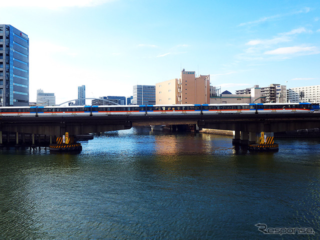 目黒川河口を眺める。京浜運河沿いを行くモノレールの下に、山手トンネルが設置されている