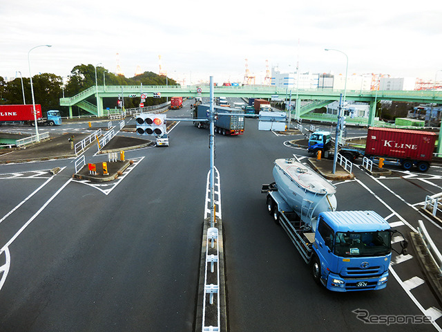 コンテナ車両が行き交う八潮北公園(写真左)付近