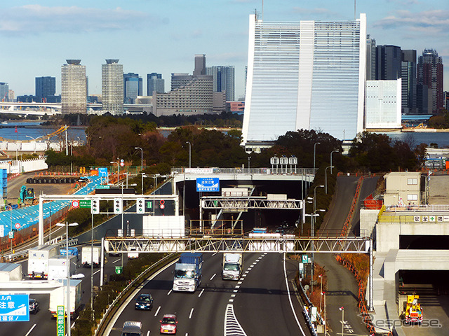 湾岸線の北側では、建設中の国道357号（湾岸道）の姿が見えた