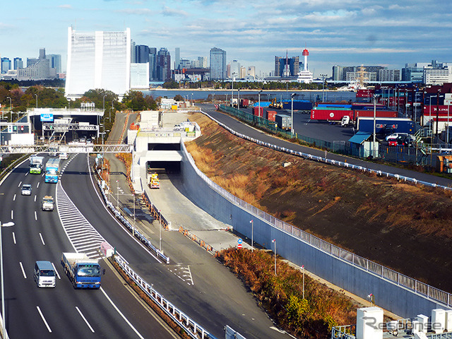 湾岸線の北側では、建設中の国道357号（湾岸道）の姿が見えた。写真右手には台場側の「船の科学館」も見える