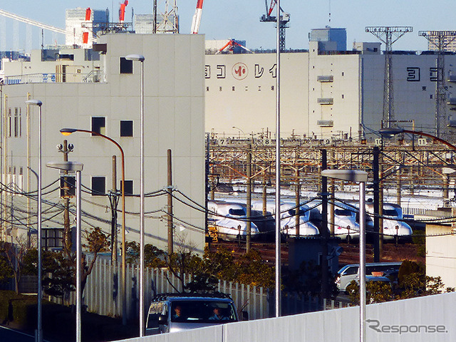 大井埠頭海浜公園付近の交差点から大井ジャンクションを眺める。車両基地で休むN700系も見える