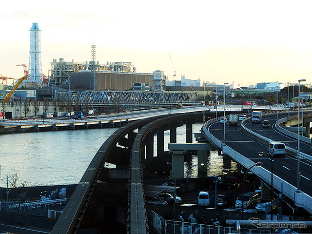 天王洲アイル駅から京浜運河を眺める。地下ルートの山手トンネルは写真右手から京浜運河の下に沿って設置されている。写真左手の煙突は大井火力発電所