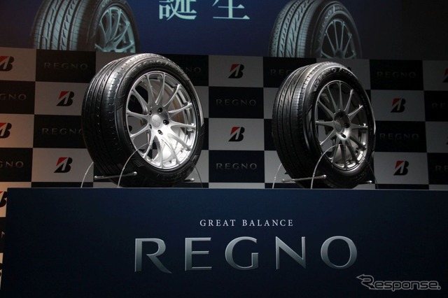 左:GR-XI(クロスアイと読み、ローマ数字のXIから11000というモデルナンバーを意味するという)右:GRVII