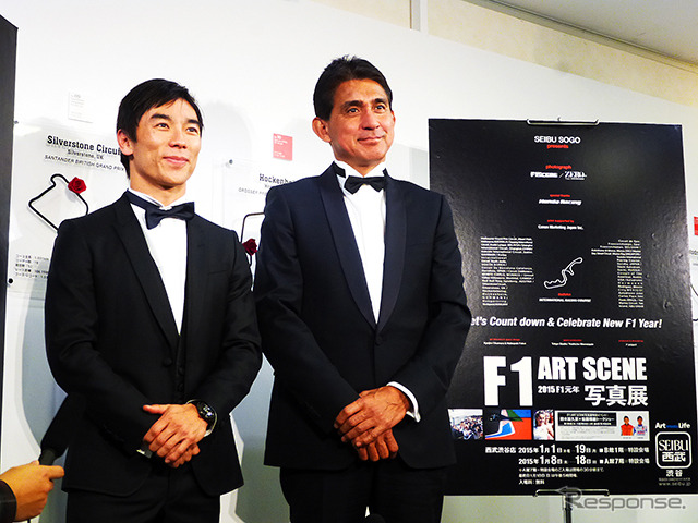 タキシードで登場した鈴木亜久里と佐藤琢磨。「日本では初めて着たかも」と佐藤(2015年1月9日 西武渋谷店「F1 ART SCENE 写真展」イベント)