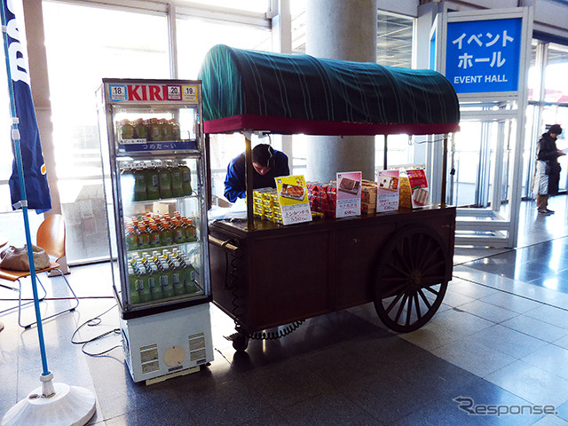 万葉軒の駅弁売り場。リヤカーふうの店構え