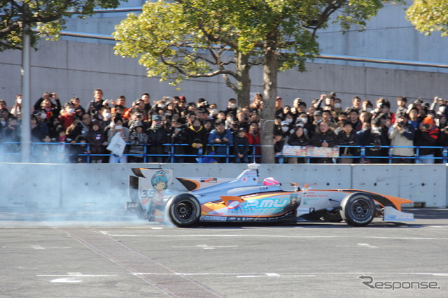 東京オートサロン2015スーパーフォーミュラデモランの様子