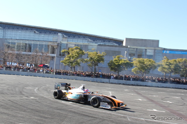 東京オートサロン2015スーパーフォーミュラデモランの様子