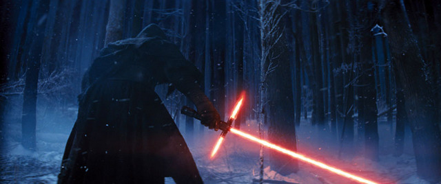 赤いライトセーバーを握る謎のキャラクター「カイロ・レン」/『スター・ウォーズ/フォースの覚醒』-(C) 2015Lucasfilm Ltd. & TM. All Rights Reserved