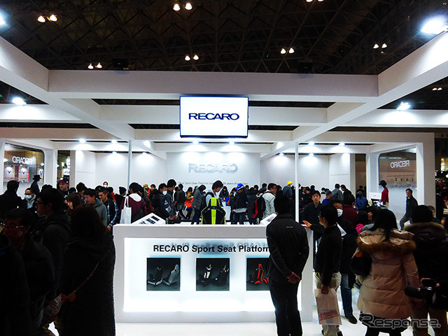 多くの人でにぎわうレカロブース(東京オートサロン2015/幕張メッセ)