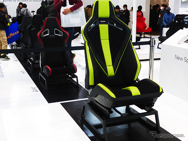 多くの人でにぎわうレカロブース(東京オートサロン2015/幕張メッセ)