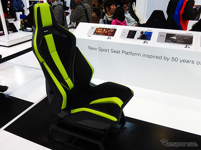 多くの人でにぎわうレカロブース(東京オートサロン2015/幕張メッセ)