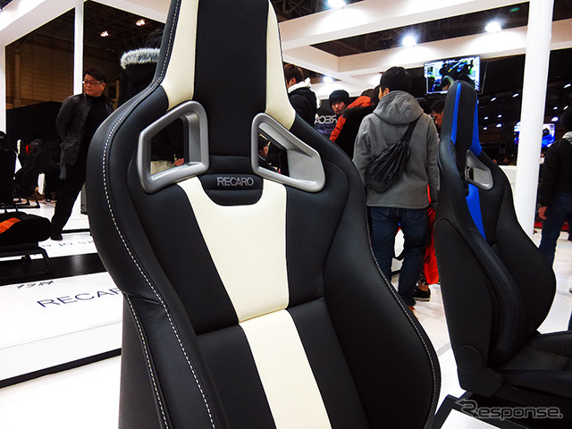 多くの人でにぎわうレカロブース(東京オートサロン2015/幕張メッセ)