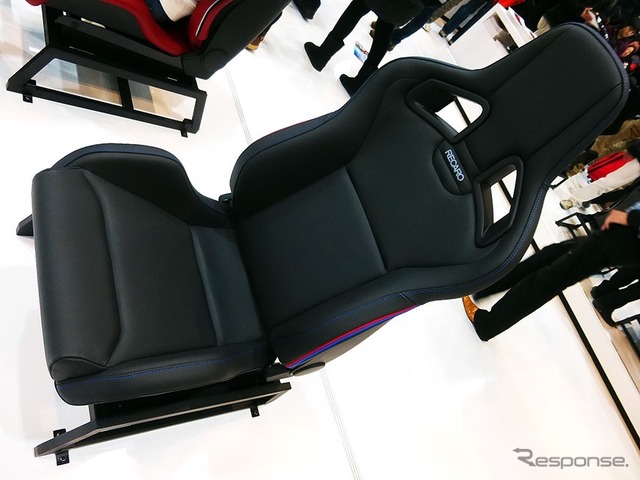 多くの人でにぎわうレカロブース(東京オートサロン2015/幕張メッセ)