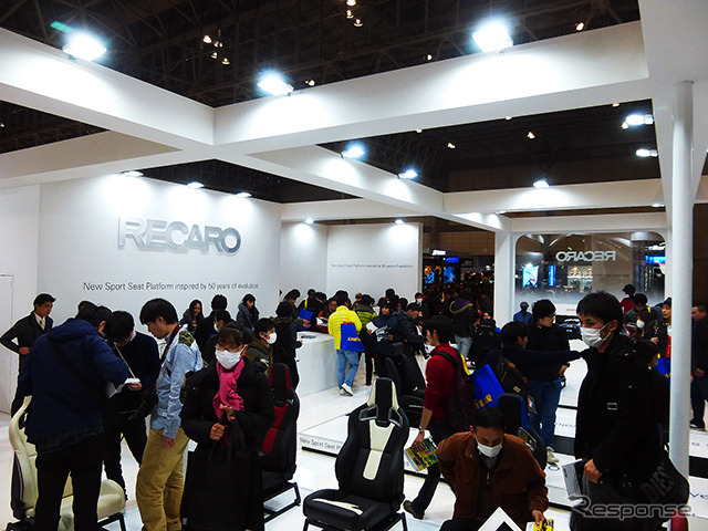 多くの人でにぎわうレカロブース(東京オートサロン2015/幕張メッセ)