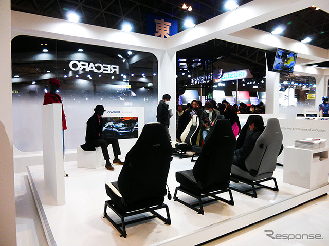 多くの人でにぎわうレカロブース(東京オートサロン2015/幕張メッセ)