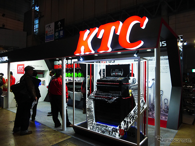 『魅せる！“KTC WORLD”～華やかに煌びやかに美しく～』をコンセプトに、特別カラーの工具ケースや90枚ギアのラチェットを展示した京都機械工具（東京オートサロン2015／幕張メッセ）