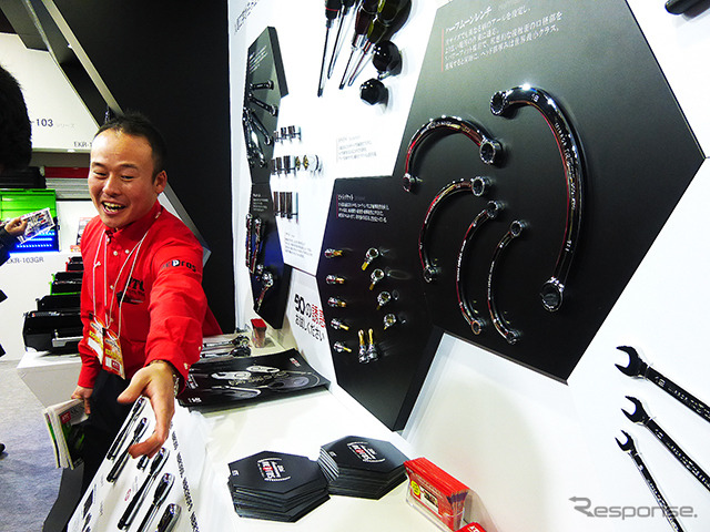 『魅せる!“KTC WORLD”~華やかに煌びやかに美しく~』をコンセプトに、特別カラーの工具ケースや90枚ギアのラチェットを展示した京都機械工具(東京オートサロン2015/幕張メッセ)