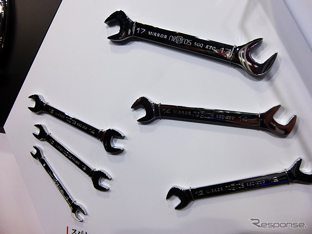 『魅せる!“KTC WORLD”~華やかに煌びやかに美しく~』をコンセプトに、特別カラーの工具ケースや90枚ギアのラチェットを展示した京都機械工具(東京オートサロン2015/幕張メッセ)