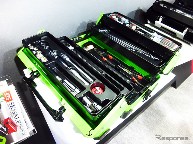 『魅せる!“KTC WORLD”~華やかに煌びやかに美しく~』をコンセプトに、特別カラーの工具ケースや90枚ギアのラチェットを展示した京都機械工具(東京オートサロン2015/幕張メッセ)