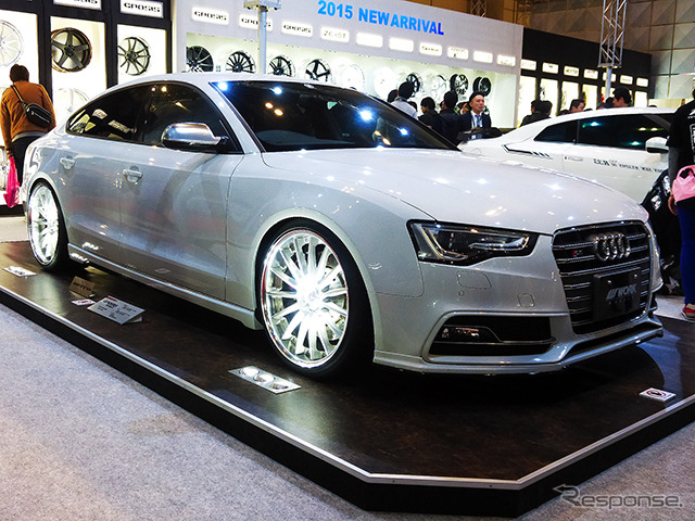ワーク(WORK)は、2015年モデルを中心に、GNOSIS、ZEAST、WORK SION CONCEPT MODELなどを展示(東京オートサロン2015/幕張メッセ)