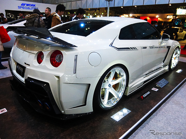 ワーク(WORK)は、2015年モデルを中心に、GNOSIS、ZEAST、WORK SION CONCEPT MODELなどを展示(東京オートサロン2015/幕張メッセ)