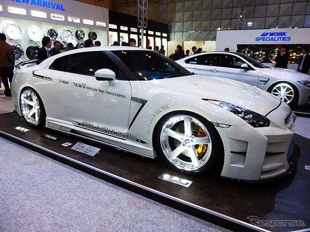 ワーク(WORK)は、2015年モデルを中心に、GNOSIS、ZEAST、WORK SION CONCEPT MODELなどを展示(東京オートサロン2015/幕張メッセ)