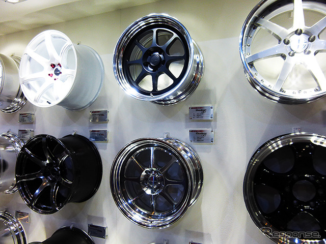 ワーク(WORK)は、2015年モデルを中心に、GNOSIS、ZEAST、WORK SION CONCEPT MODELなどを展示(東京オートサロン2015/幕張メッセ)