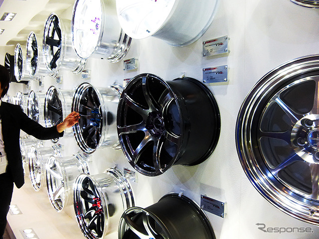 ワーク(WORK)は、2015年モデルを中心に、GNOSIS、ZEAST、WORK SION CONCEPT MODELなどを展示(東京オートサロン2015/幕張メッセ)