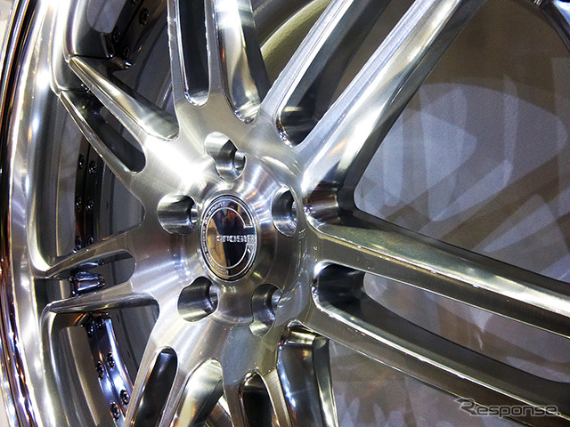 ワーク(WORK)は、2015年モデルを中心に、GNOSIS、ZEAST、WORK SION CONCEPT MODELなどを展示(東京オートサロン2015/幕張メッセ)