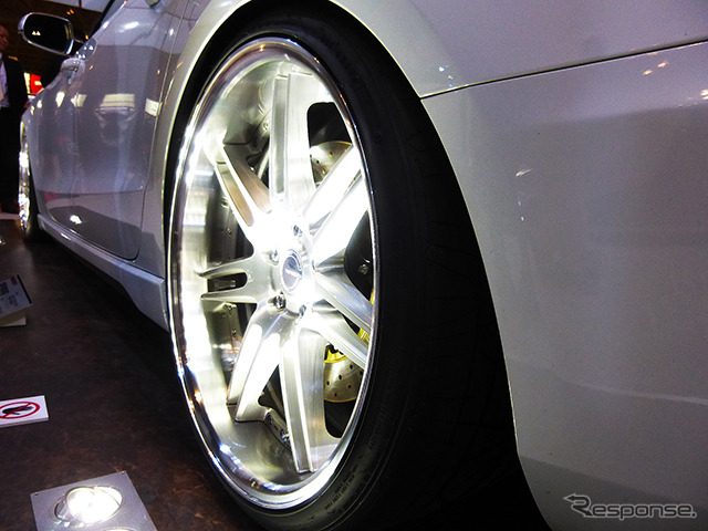 ワーク(WORK)は、2015年モデルを中心に、GNOSIS、ZEAST、WORK SION CONCEPT MODELなどを展示(東京オートサロン2015/幕張メッセ)