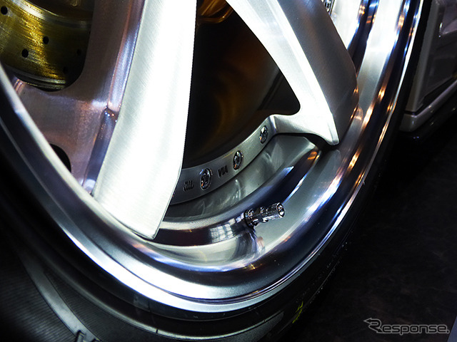 ワーク(WORK)は、2015年モデルを中心に、GNOSIS、ZEAST、WORK SION CONCEPT MODELなどを展示(東京オートサロン2015/幕張メッセ)